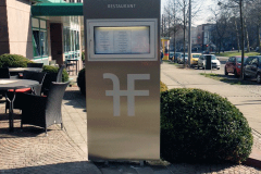 Pylon-mit-Beschriftung